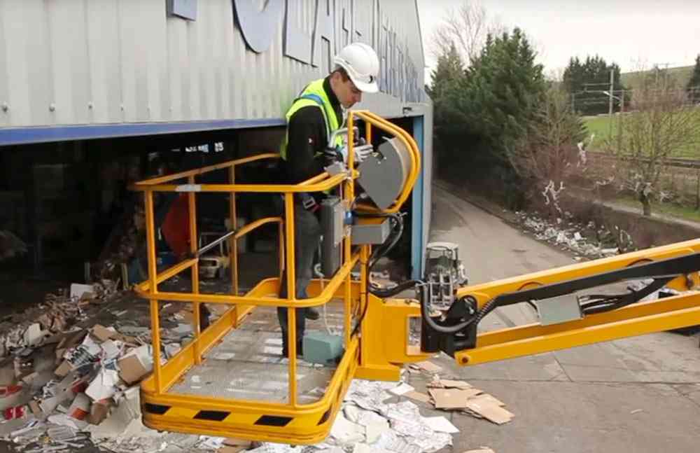 Anticrush bar for boom lifts boosts safety United Equipment
